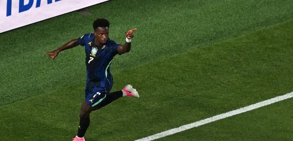 Futbolchi gol urib, sevgi bilan ko'rsatmoqda