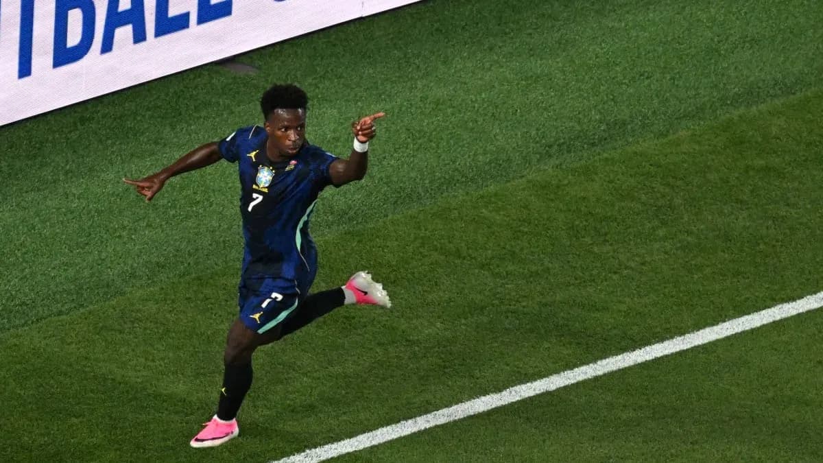 Futbolchi gol urib, sevgi bilan ko'rsatmoqda