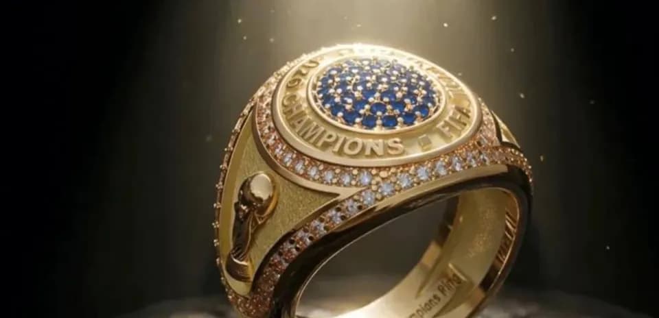 Oltin chempionlar uzugi, ko'k toshlar bilan bezatilgan