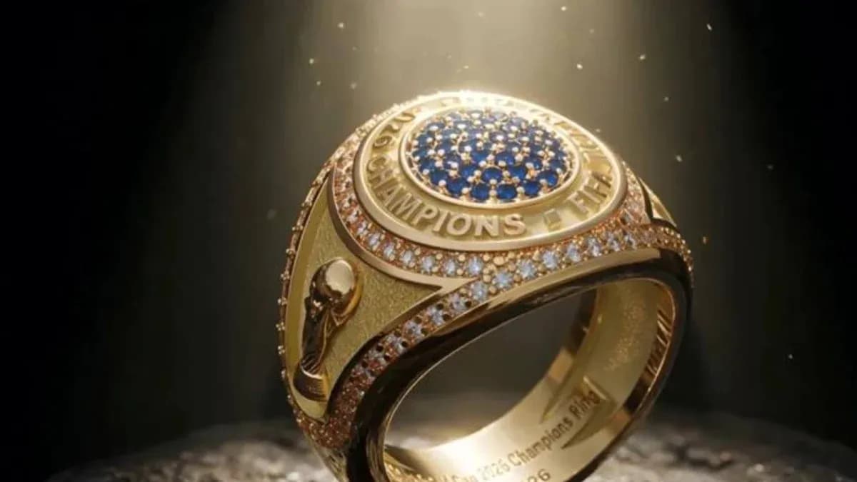 Oltin chempionlar uzugi, ko'k toshlar bilan bezatilgan