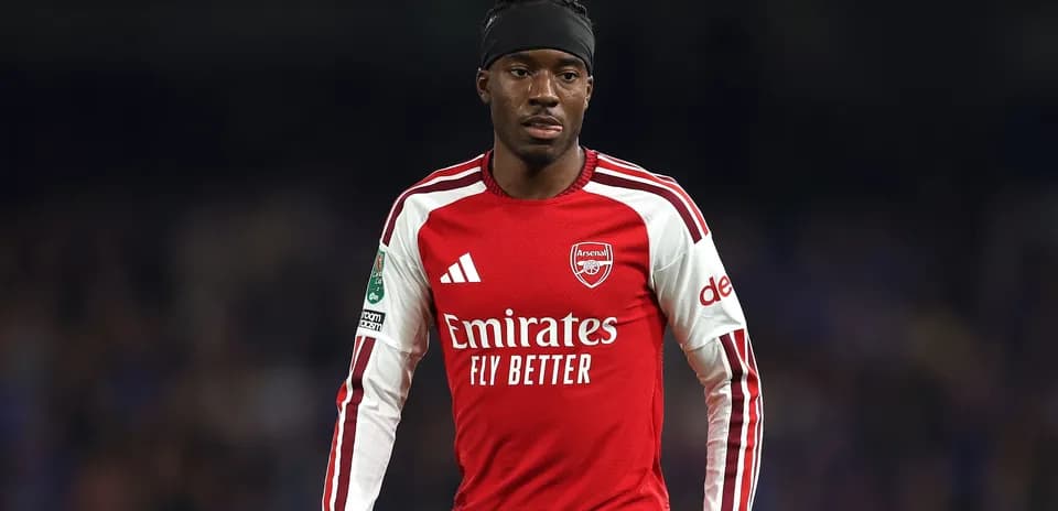 Futbolchi Arsenal formasida maydonda harakatda