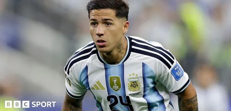 Futbolchi Argentina formasi bilan maydonda harakatda