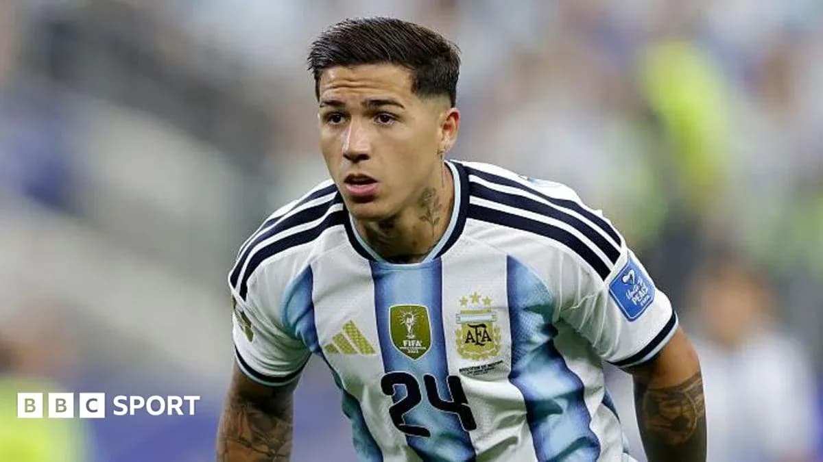 Futbolchi Argentina formasi bilan maydonda harakatda