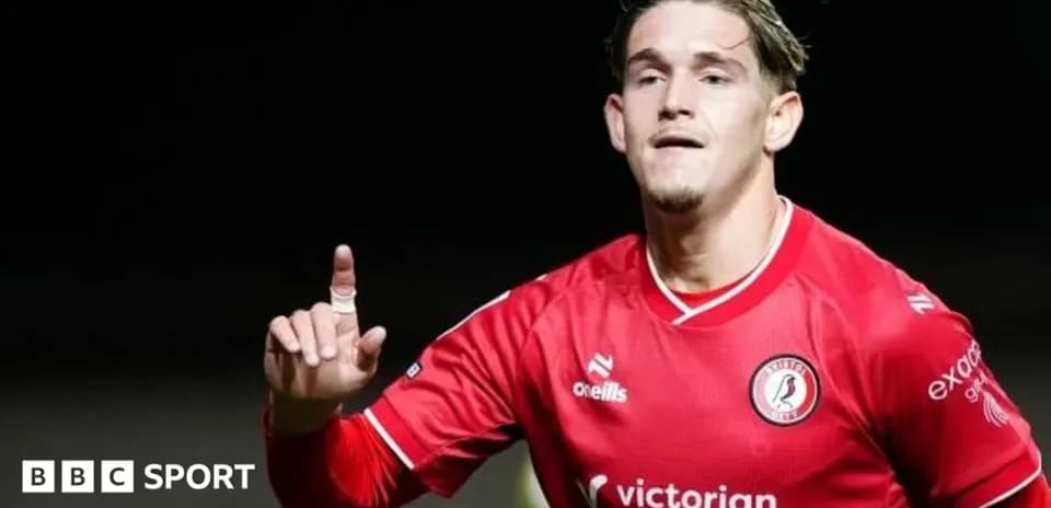 Futbolchi goli nishonlayotgan qizil formasida