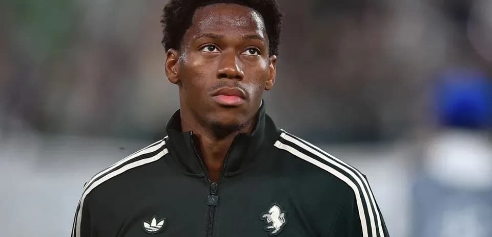 Futbolchi qizil jamoa formasi bilan maydonda