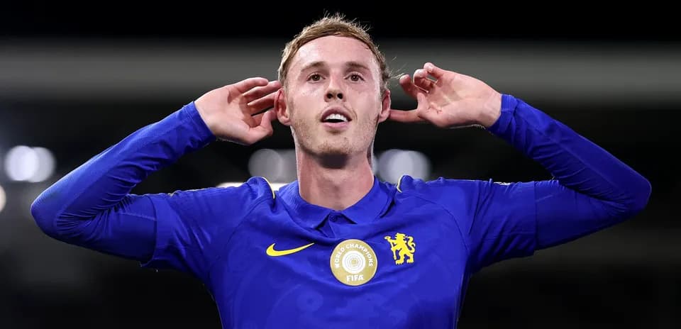 Futbolchi gol urganidan keyin quloqlarini qoplab turibdi