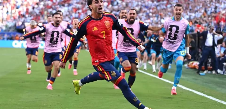 Futbolchi gollarni nishonlayotgan qochayotgan