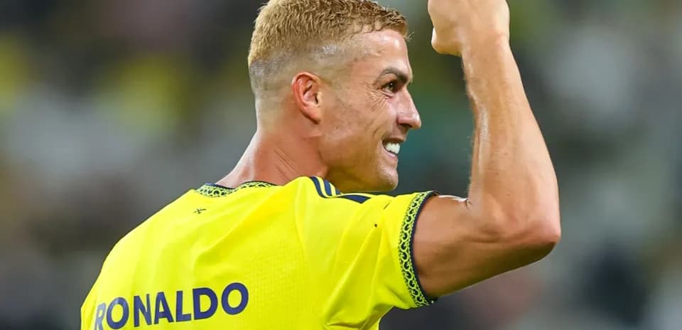 Futbolchi Ronaldo g'alaba uchun qo'lni ko'tarib turibdi
