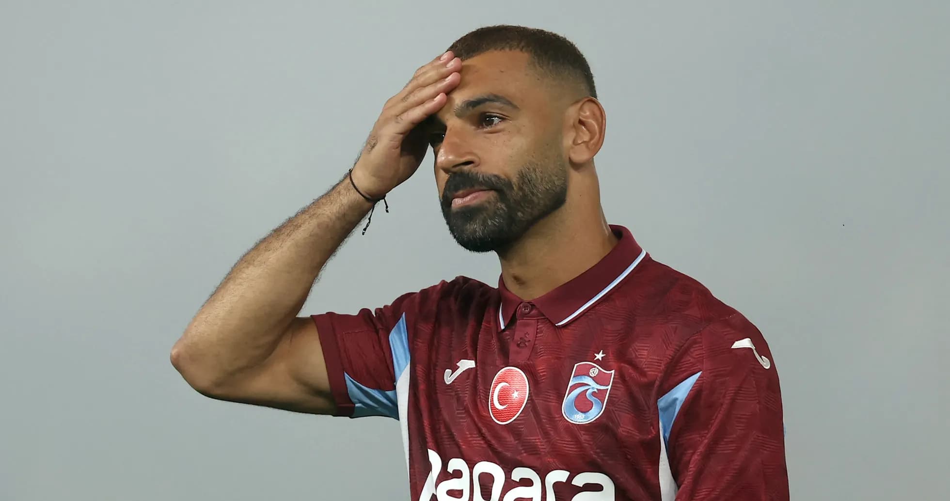 Futbolchi yangi formasi bilan poz bermoqda