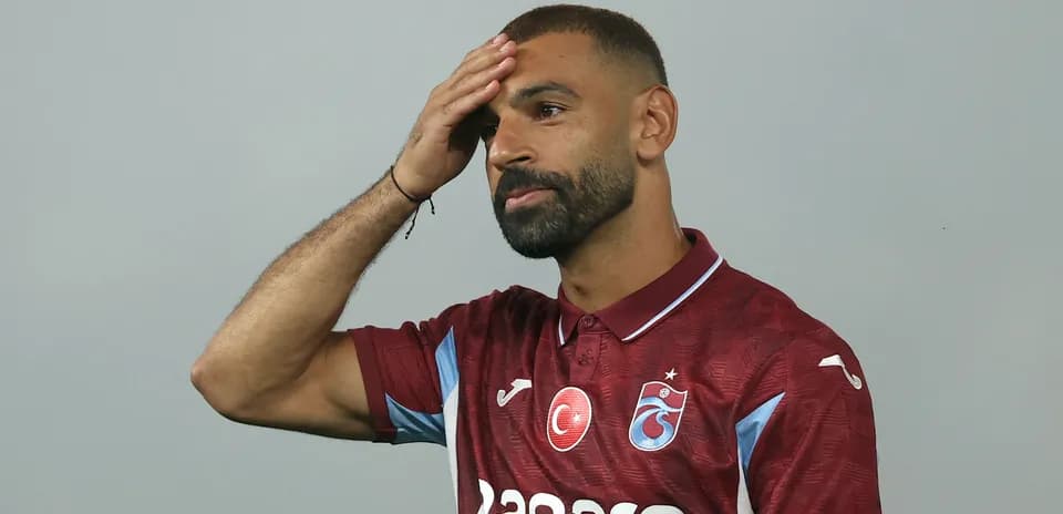 Futbolchi yangi formasi bilan poz bermoqda