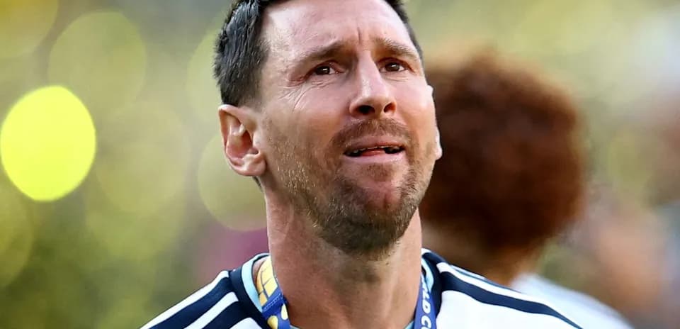 Futbolchi medal taqibida turib, yuqoriga qaramoqda