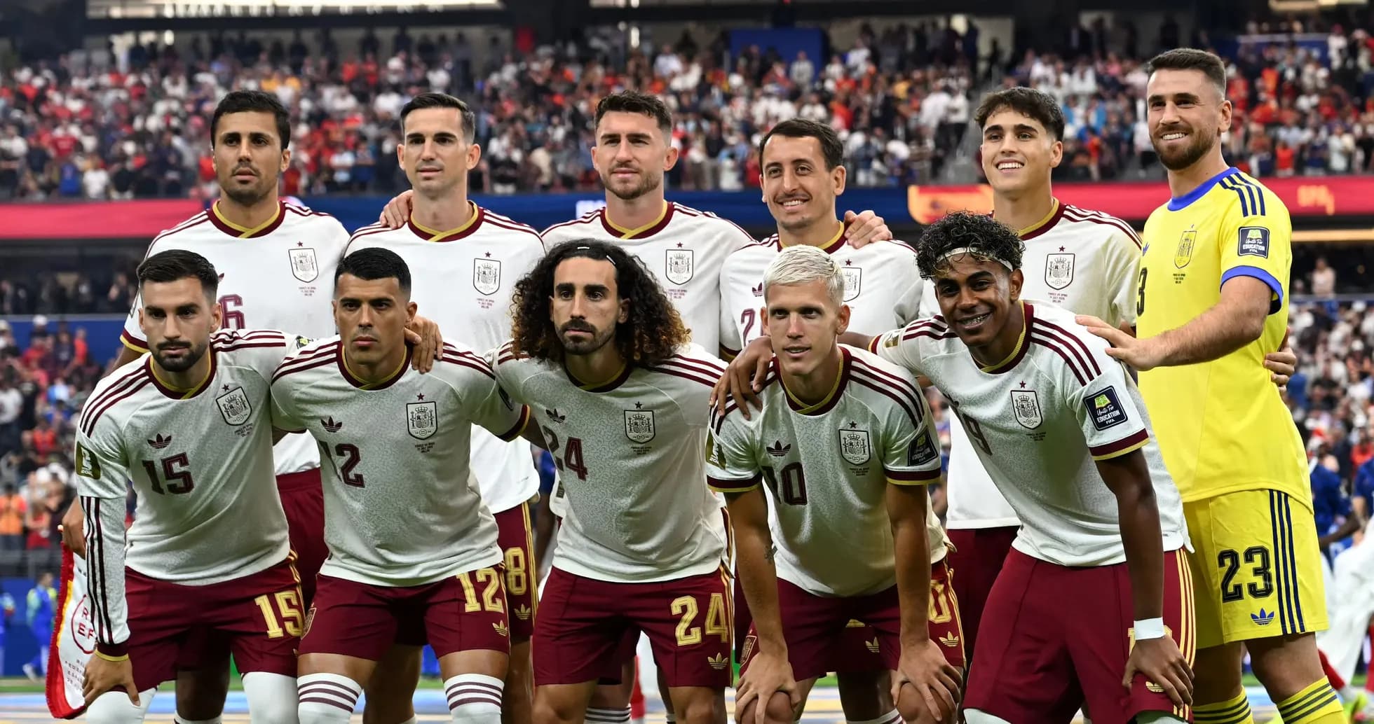 Ispaniya futbol jamoasi, o'yin oldidan poz berayotgan