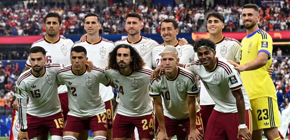 Ispaniya futbol jamoasi, o'yin oldidan poz berayotgan