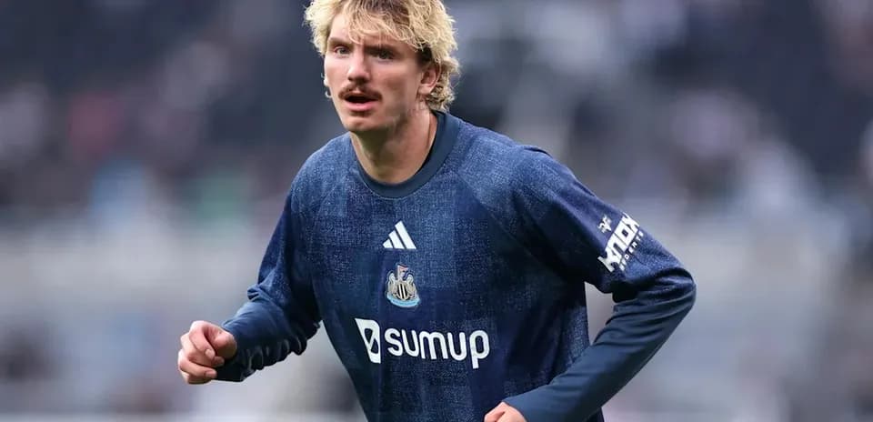 Futbolchi maydonida harakatda, Newcastle kiyimida