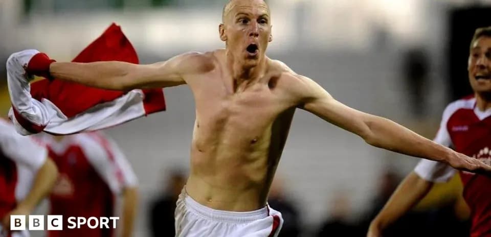 Futbolchi yutqazgandan keyin maydonda nishonlayapti