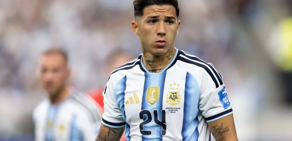 Futbolchi Argentina formasida o'yin maydonida