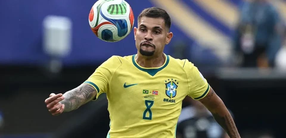 Futbolchi to'pni qabul qilmoqda, Braziliya formasi