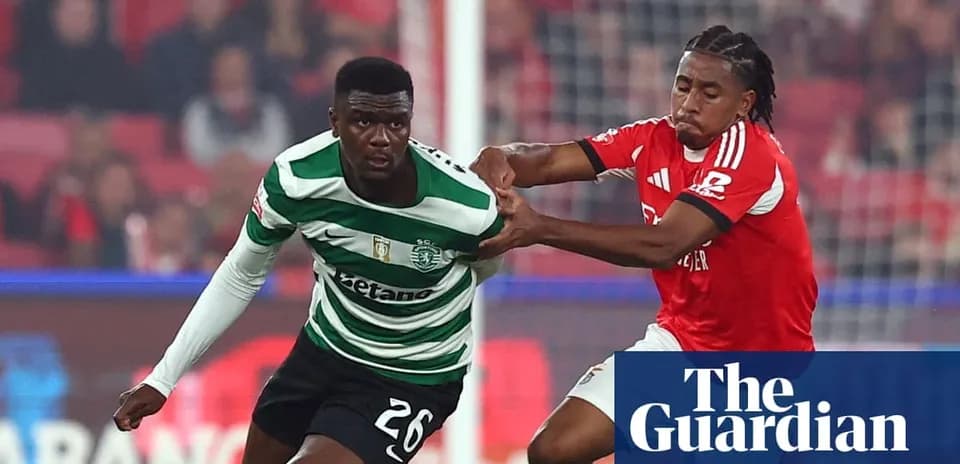 Benfica and Sporting players contesting the ball