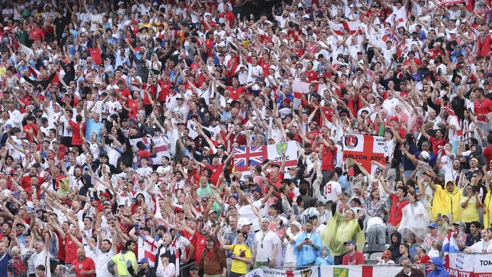 Futbol o'yinida qo'llab-quvvatlovchi muxlislar to'plami