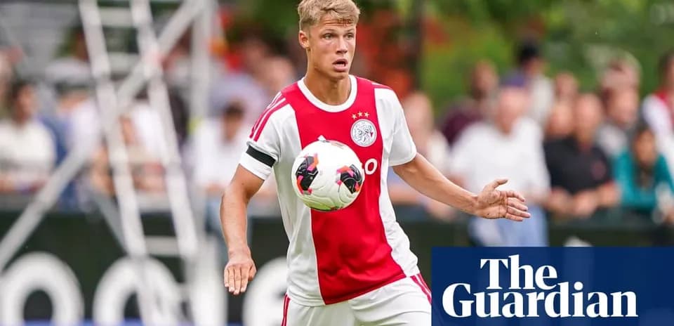 Futbolchi Ajax formasida to'pni ushlayotgan