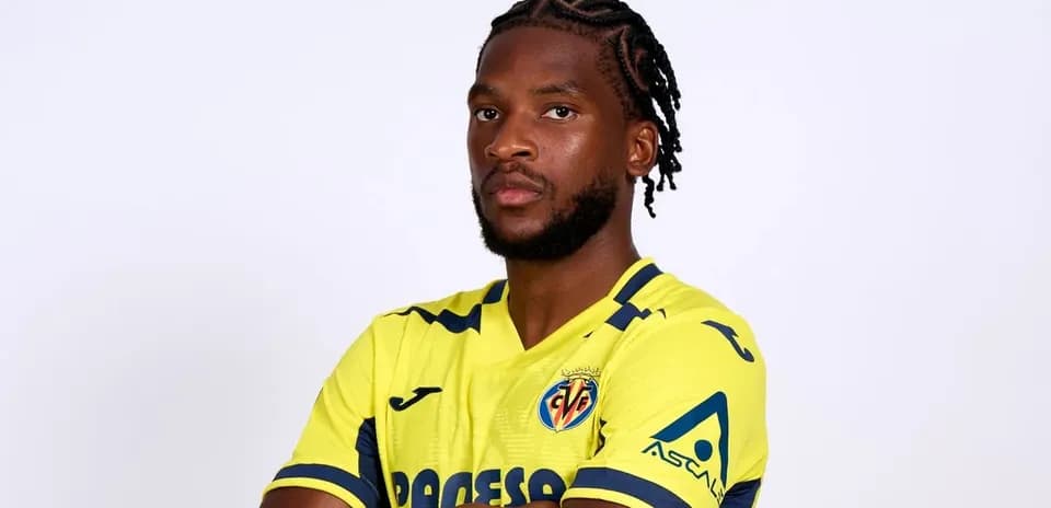 Futbolchi sarı formada, qo'llarini xoch qilib turgan
