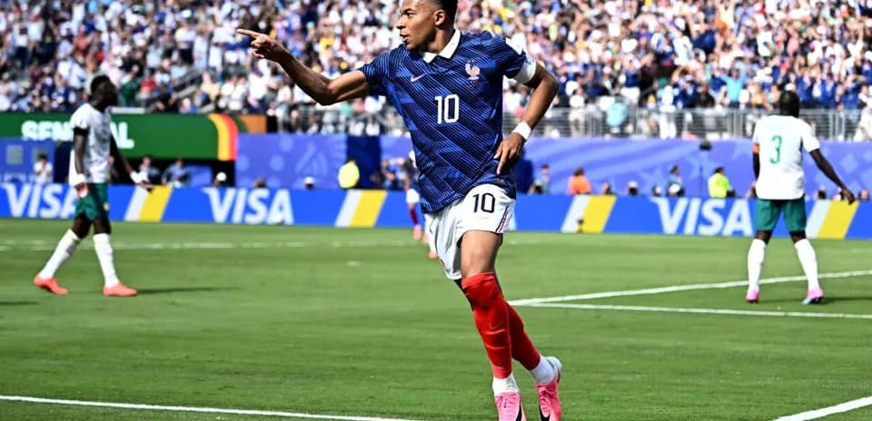 Fransiya futbolchisi gol urayotgan payt