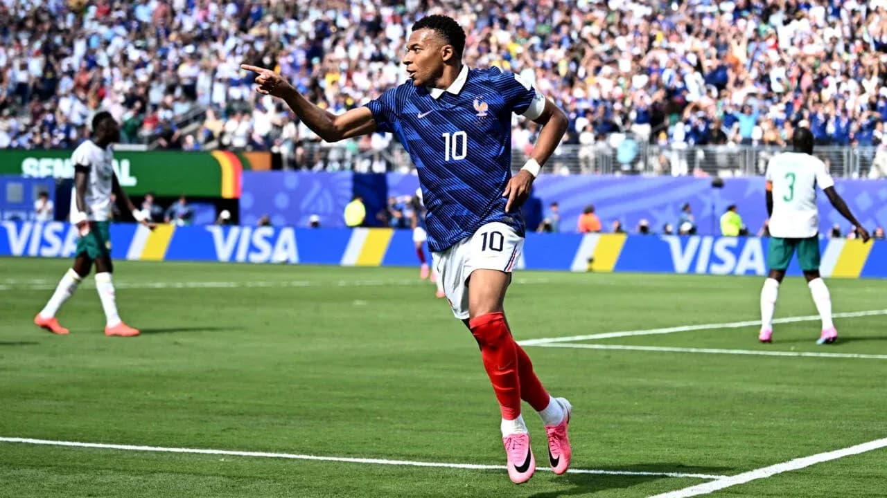 Fransiya futbolchisi gol urayotgan payt