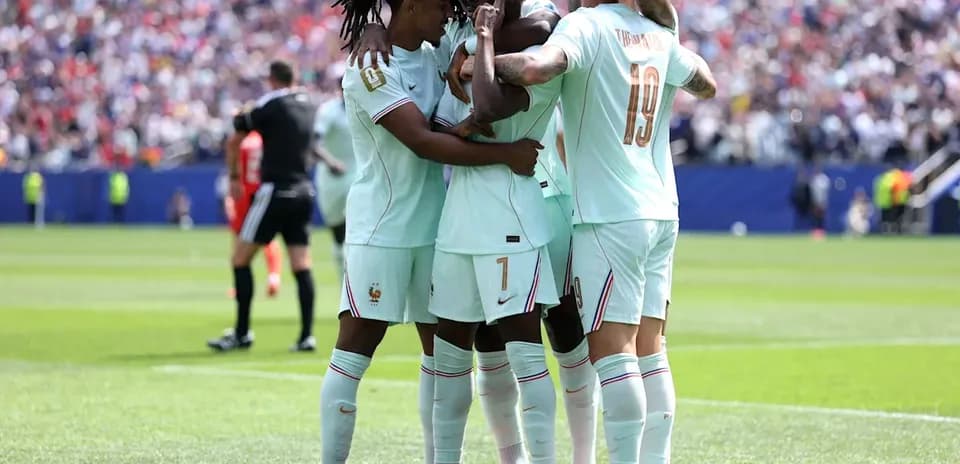 Fransiya futbolchilari goli nishonlayapti