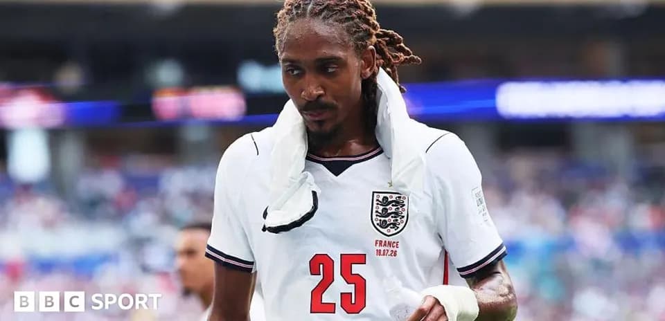 Futbolchi maydondan chiqib ketmoqda, forma kiygan