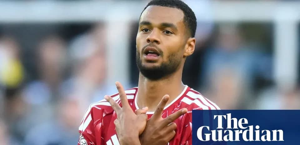 Futbolchi maydonda raqobat olib borayotgani