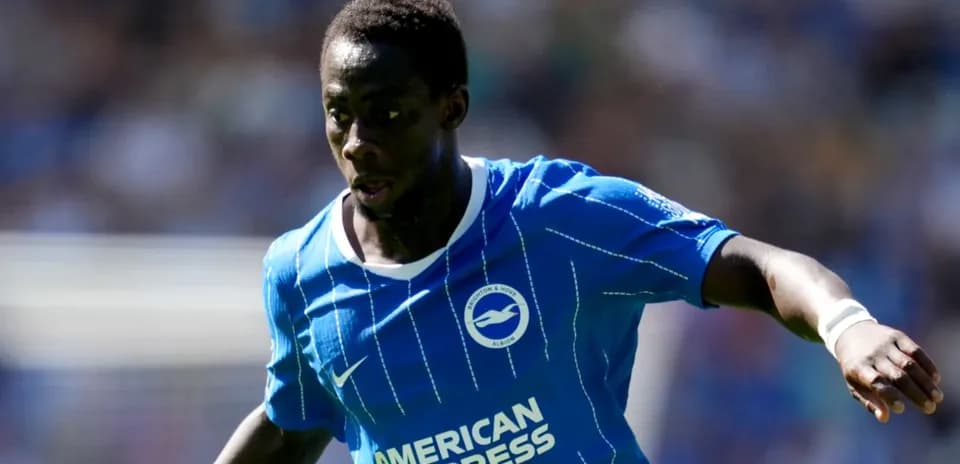 Futbolchi maydonda harakatda, Brighton formasi kiygan