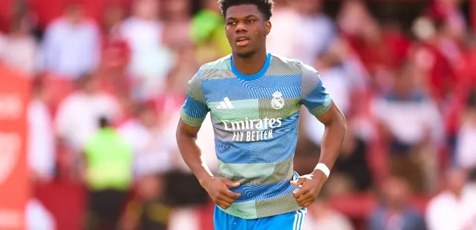 Futbolchi maydonda harakatlanmoqda, Real Madrid formasi