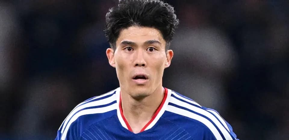 Futbolchi o'yin davomida jamoaviy formada