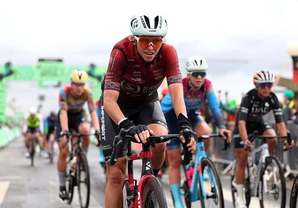 Ayollar velosipedchilarining poygada qatnashayotganlari