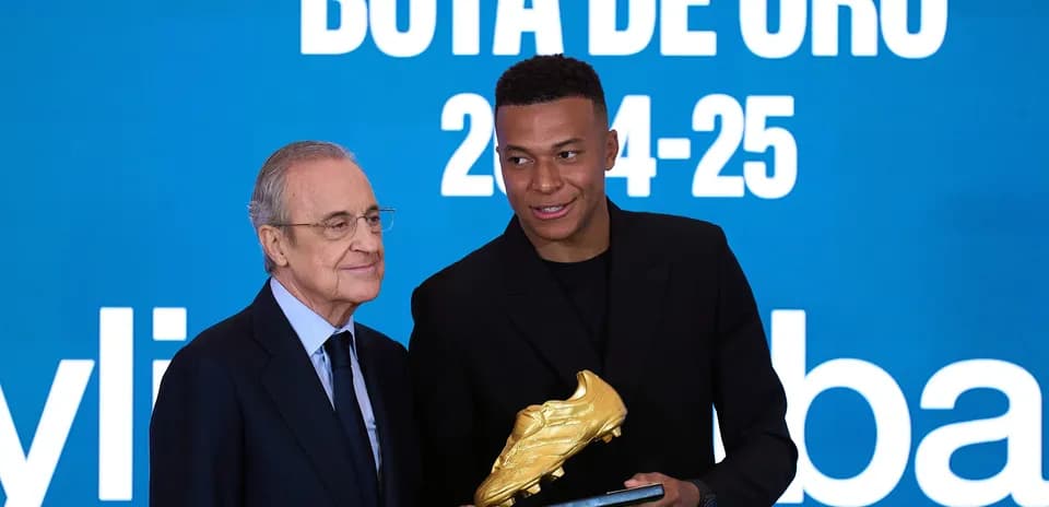 Kylian Mbappé receiving Golden Boot award ceremony