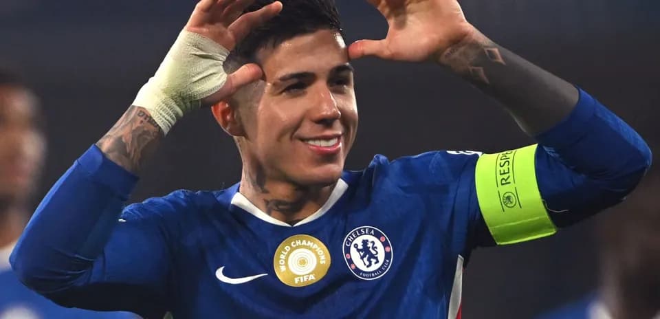 Futbolchi g'alaba qozonganidan keyin qo'l harakatlari qiladi