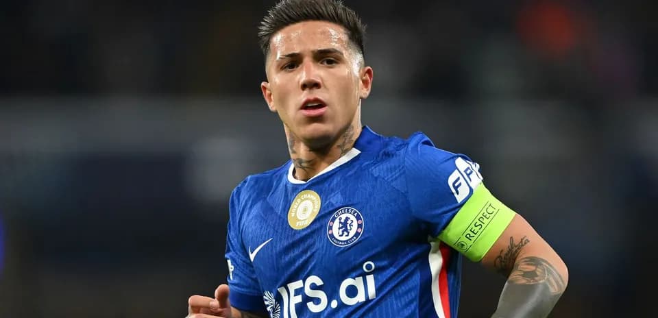 Futbolchi Chelsea formasida, kapitan tasmasi bilan