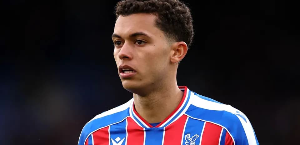 Futbolchi Crystal Palace formasida maydonda turibdi