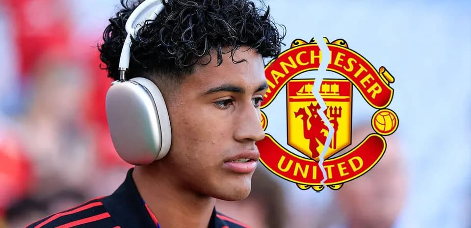 O'yinchi quloqchin bilan Manchester United emblemasi oldida