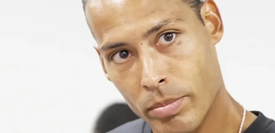 Futbolchi intervyu vaqtida kamera qarab turmoqda
