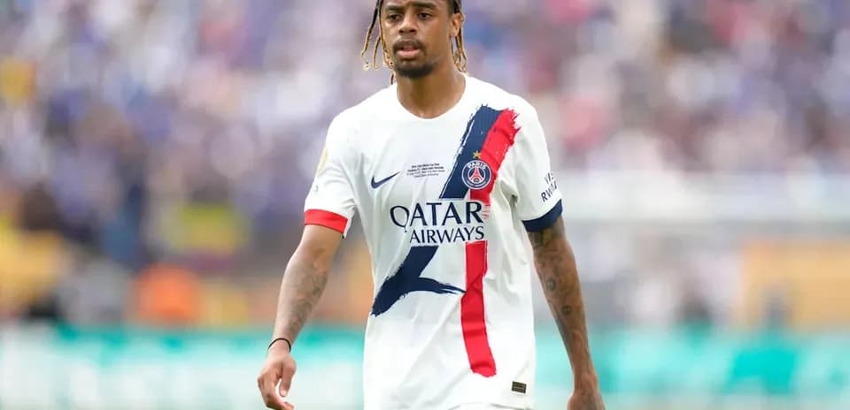 Futbolchi PSG formasi bilan maydonda yuribdi