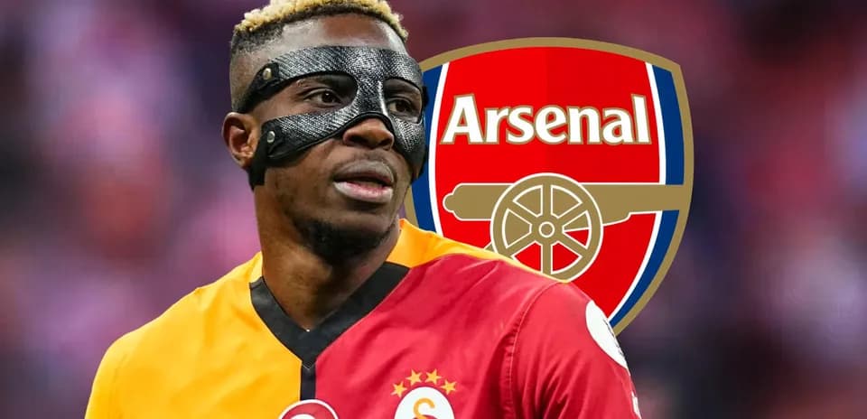 Futbolchi o'yin maydonida Arsenal logosi orqasida