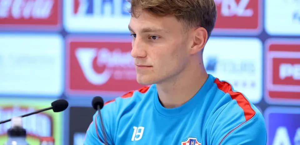 Futbolchi matbuot anjumani davomida