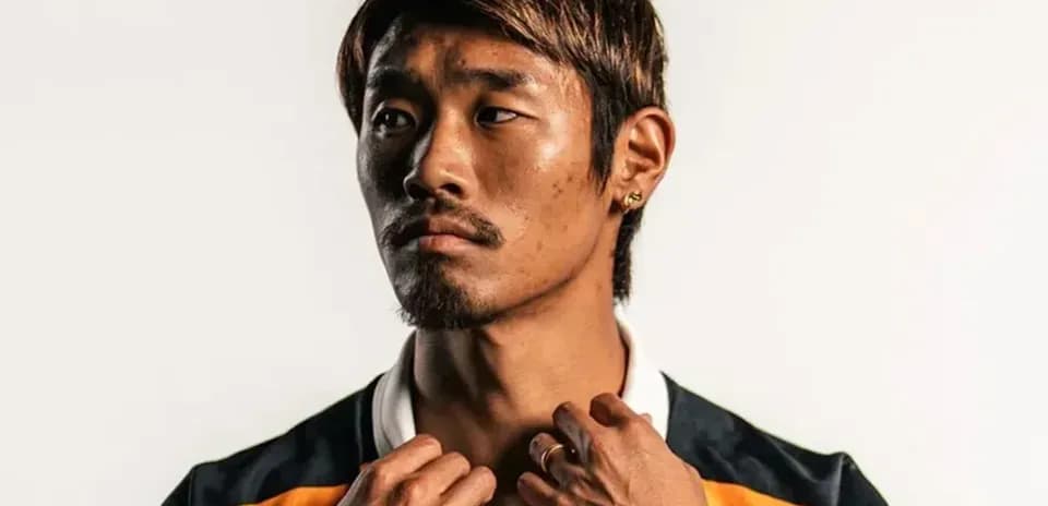 Futbolchi portret, ko'ylak va qoshida qo'l