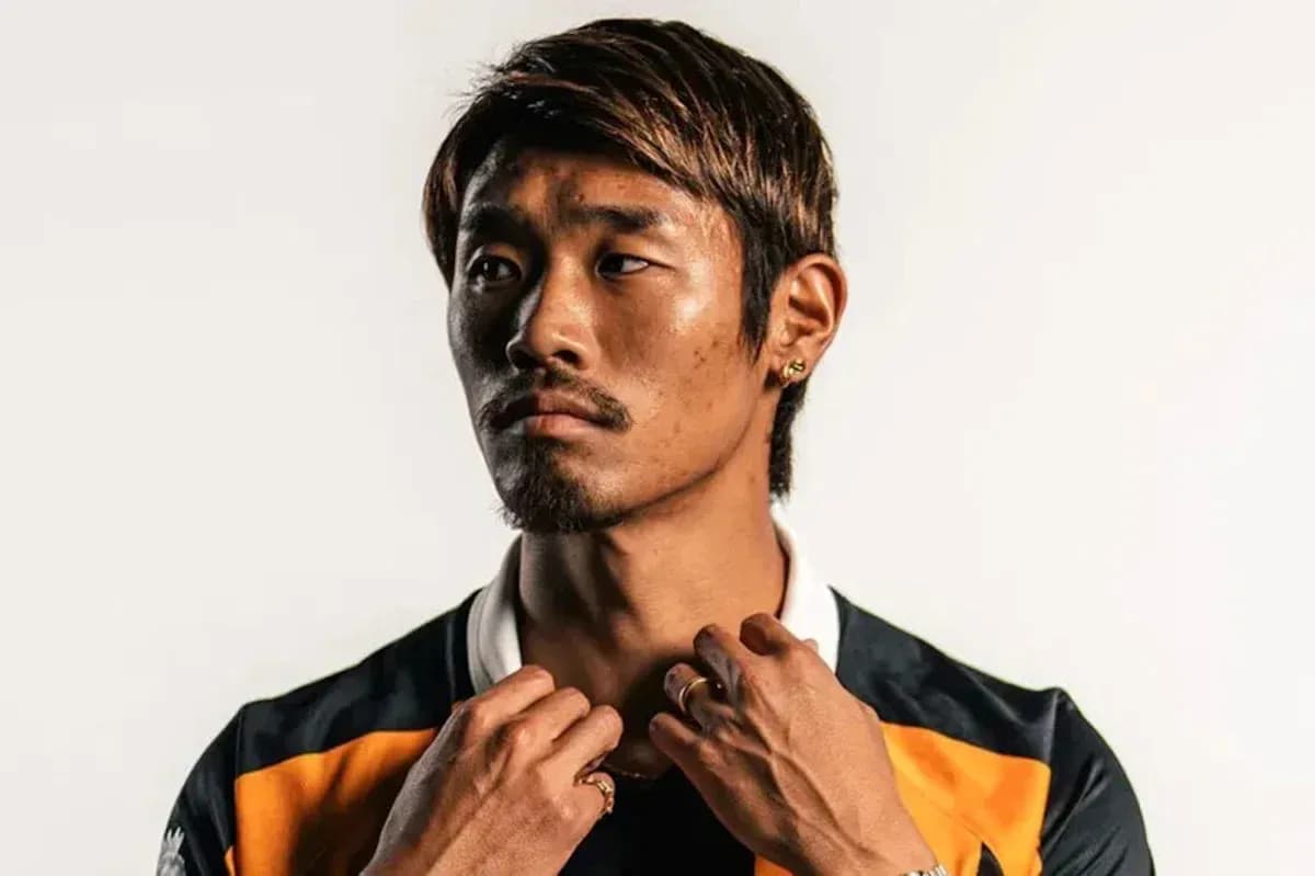 Futbolchi portret, ko'ylak va qoshida qo'l