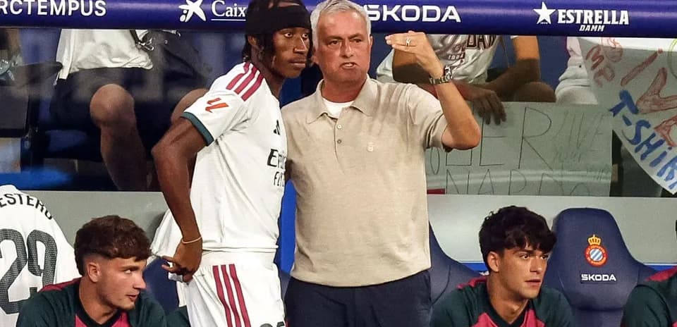 Mourinho giving instructions to player on bench