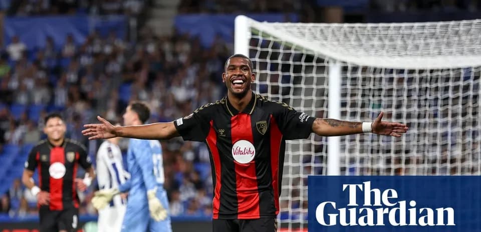 Futbolchi gol urishdan keyin quvonch bilan nishonlayapti