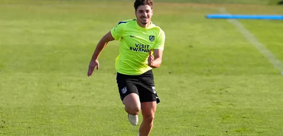 Futbolchi trening maydonida yugurmoqda