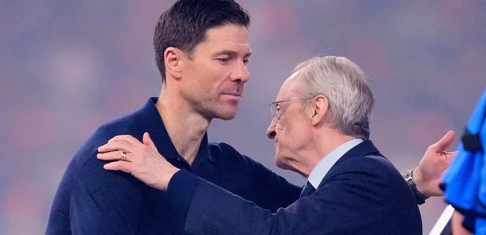 Xabi Alonso and Florentino Pérez embracing after match