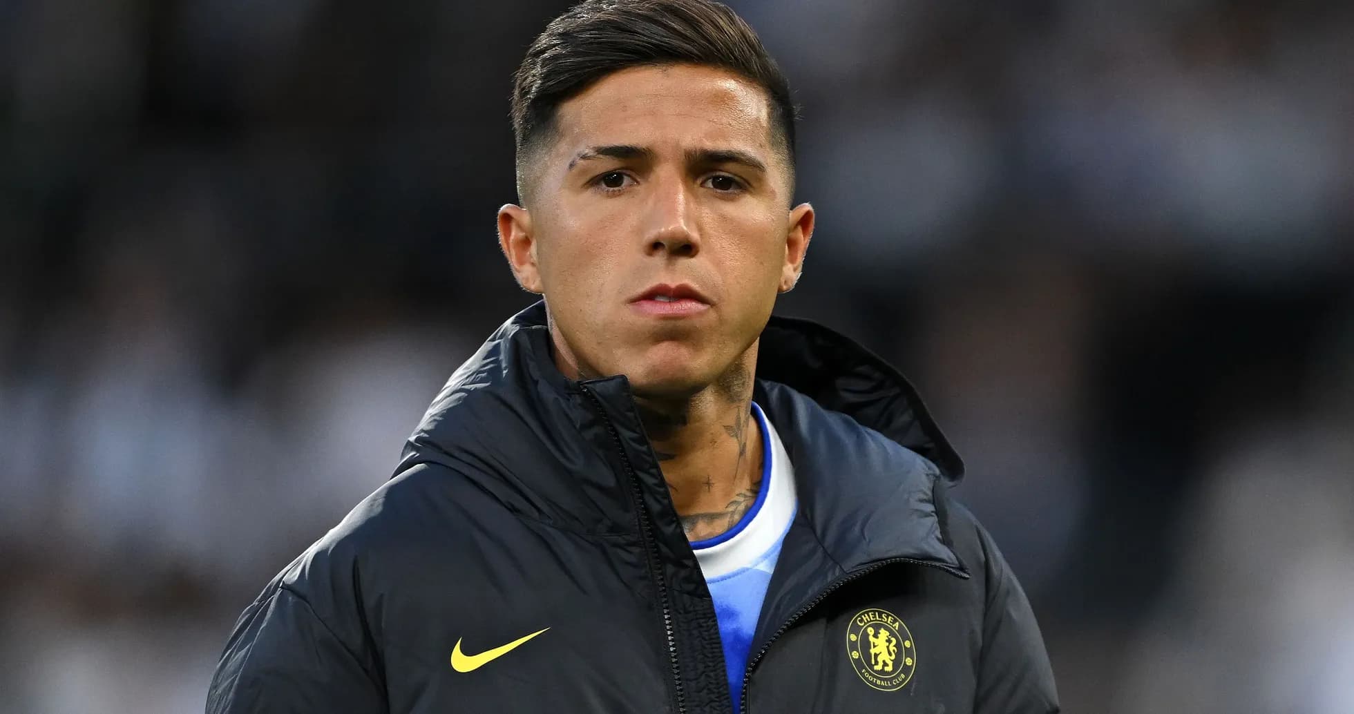 Futbolchi Chelsea formasi bilan maydonda